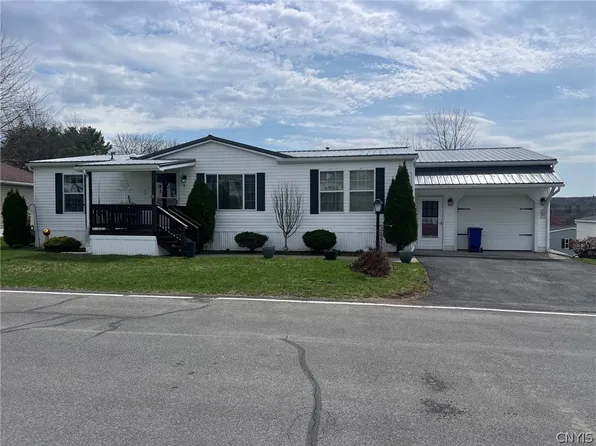 8 Majestic Ln, New Hartford, NY 13413