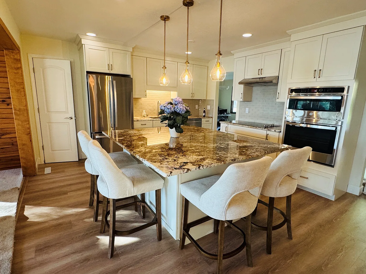 3 bed, 3400 sqft, $4,000 — Photo 2