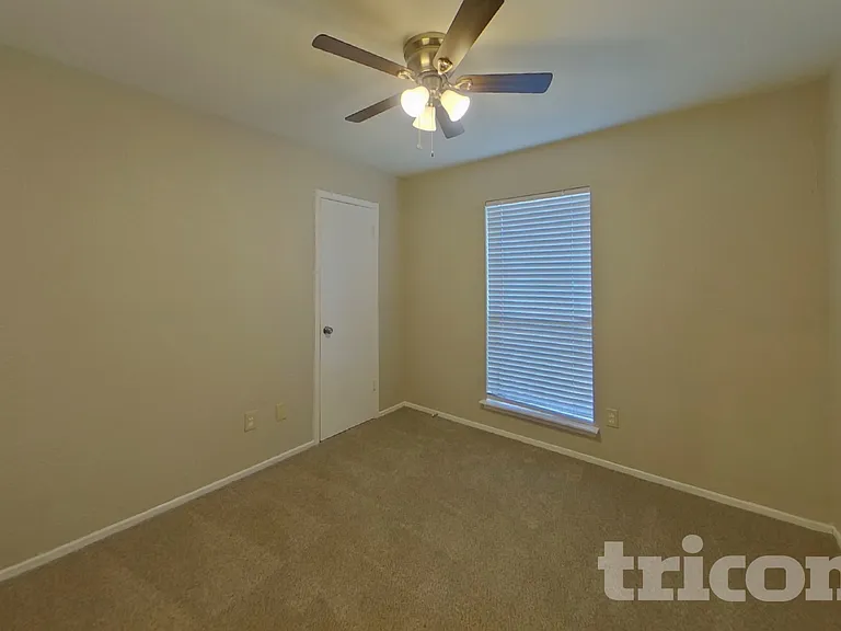 1226 Meadow Creek Dr — Photo 11