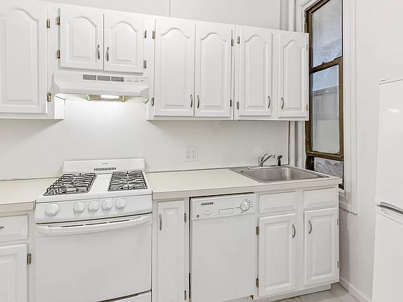 3rd image of 448 E 88th St APT 3B