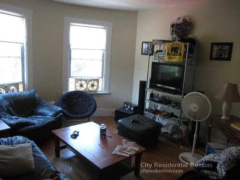 3 bed, $4,200 — Photo 3