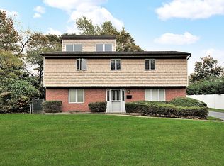 208 Haypath Rd, Old Bethpage, NY 11804