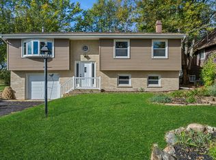 18 Greenview Rd, Cary, IL 60013