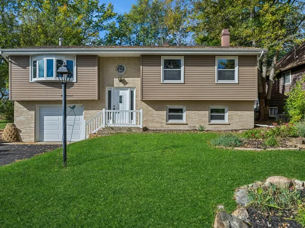 18 Greenview Rd, Cary, IL 60013