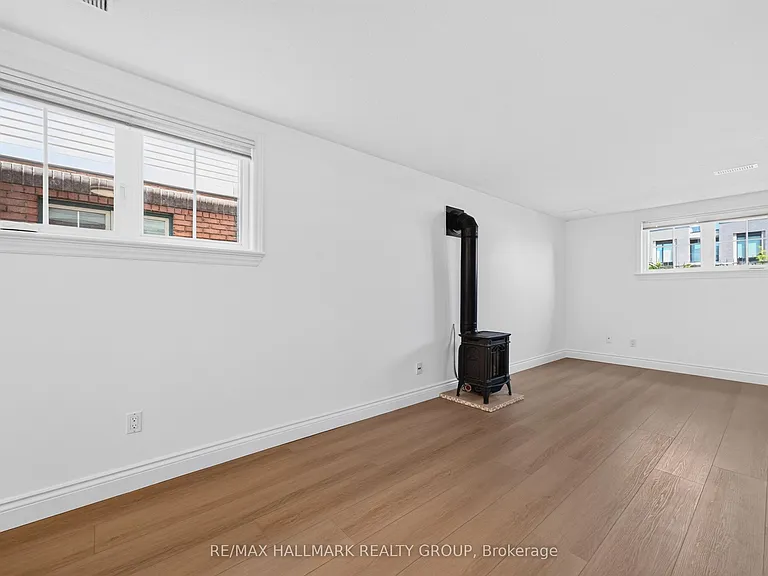 44 Centrepointe Dr — Photo 16