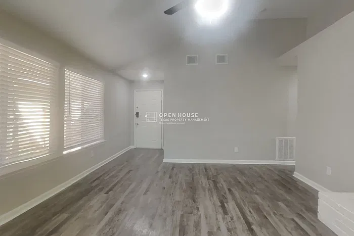 3 bed, 2.0 bath, 1310 sqft, $1,770 — Photo 4