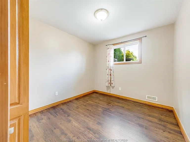 1078 Imperial Cres — Photo 19
