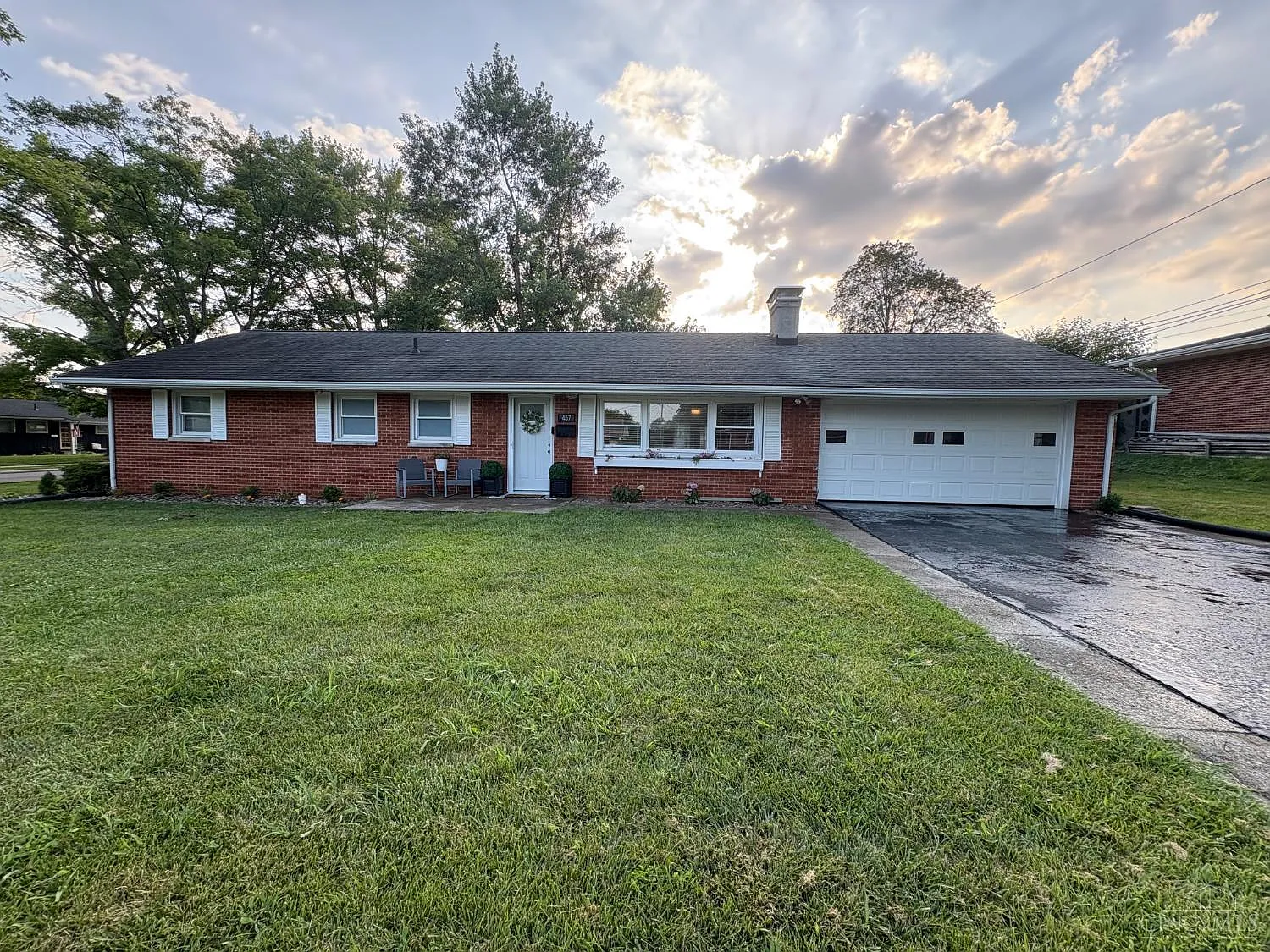 457 Glenview Dr photo 1