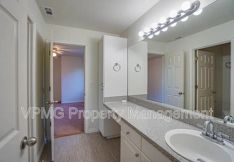 552 E 5th St — Photo 39