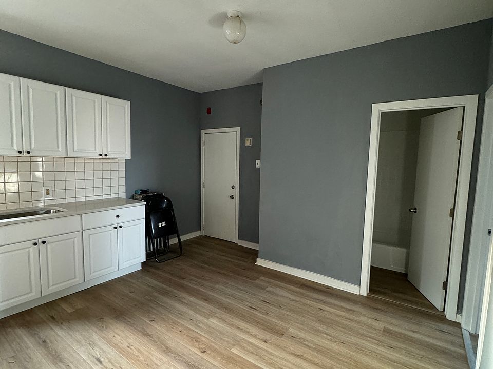 1st image of 4632 Woodland Ave APT 3F