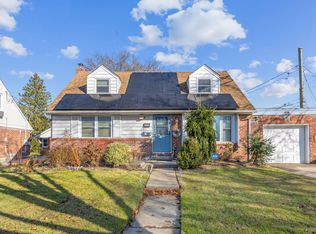 118 Birchwood Dr, New Hyde Park, NY 11040