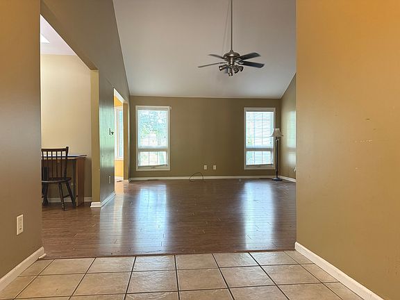 3rd image of 203 Oakwood Ln