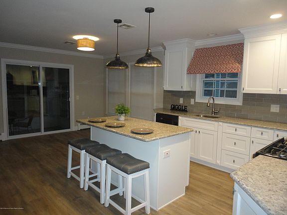5th image of 135 Freeport Blvd