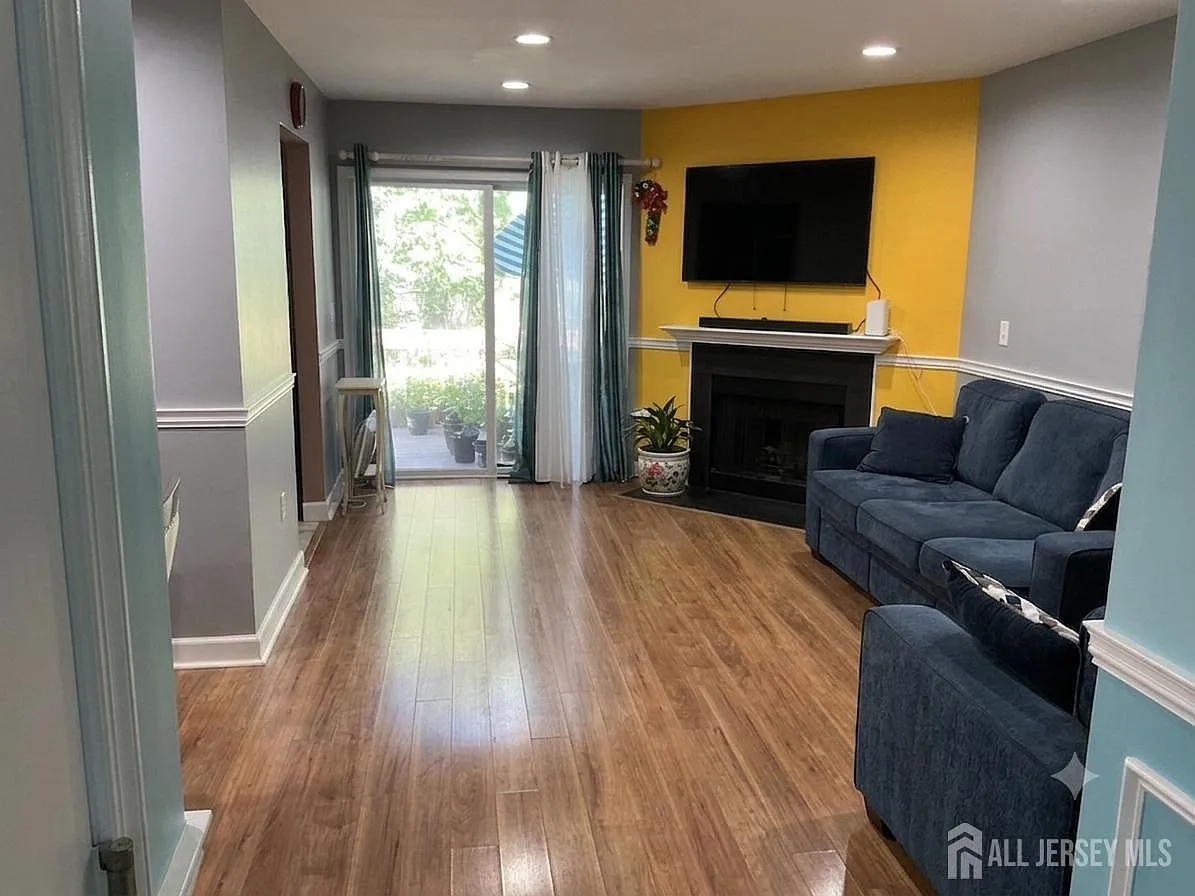 3 bed, 2.5 bath, 1488 sqft, $3,100 — Photo 3