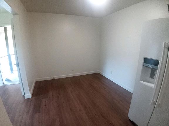 3rd image of 1116 E 9th St APT 32