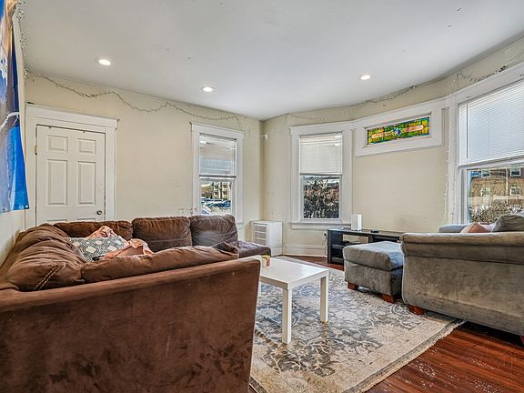 3rd image of 201 Murray St