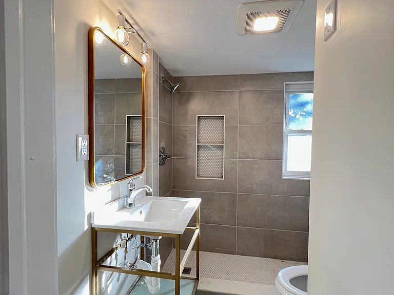 27 Barry St #2R — Photo 7