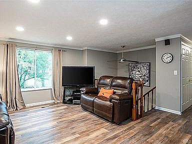 4th image of 6880 Fallen Oaks Dr
