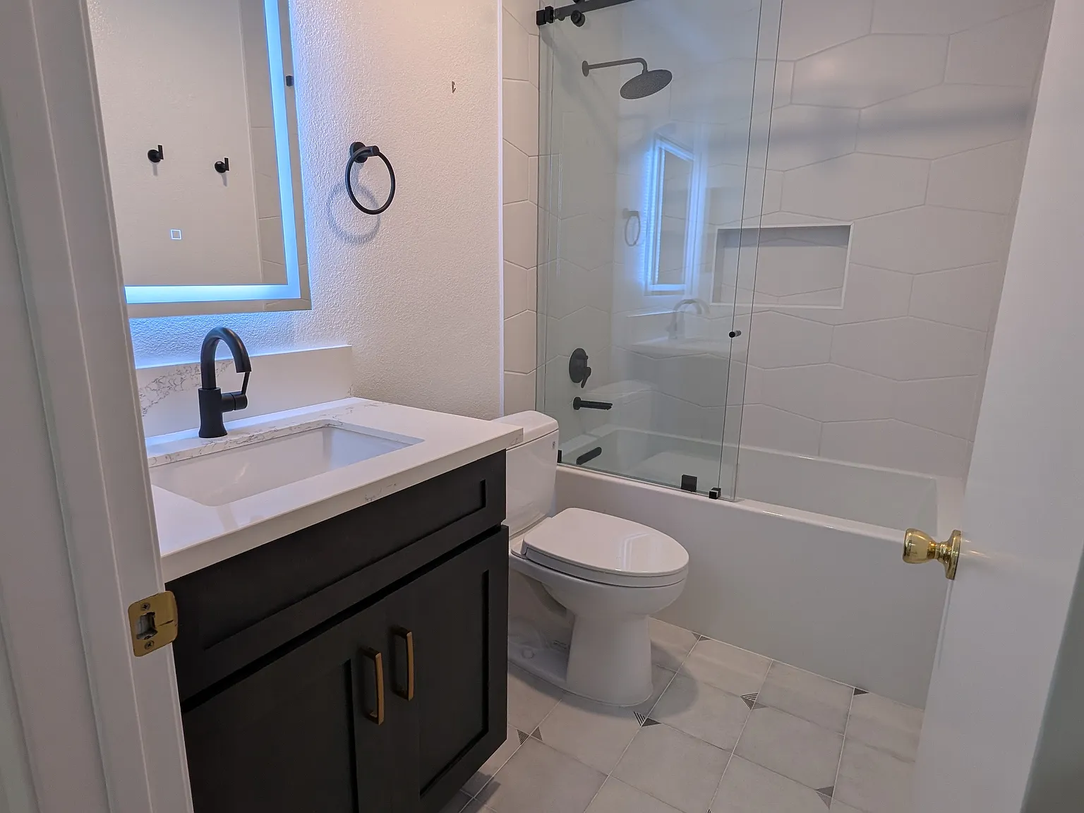 3 bed, 1322 sqft, $4,700 — Photo 4