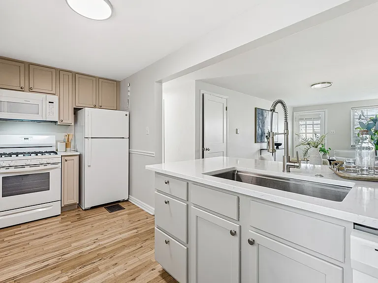 781 Forest St — Photo 4