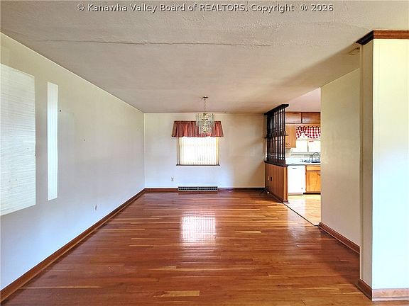 5th image of 518 Maxwell Hill Rd