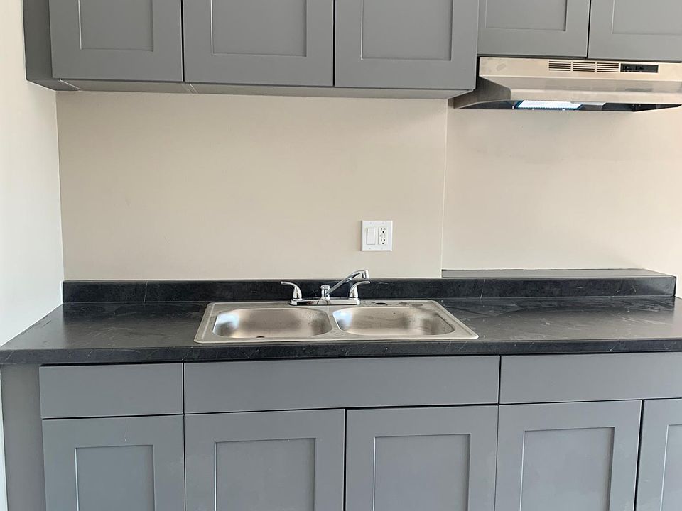 2nd image of 3043 1/2 Zoe Ave