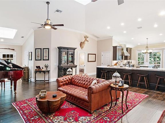 5th image of 383 Live Oak Ln