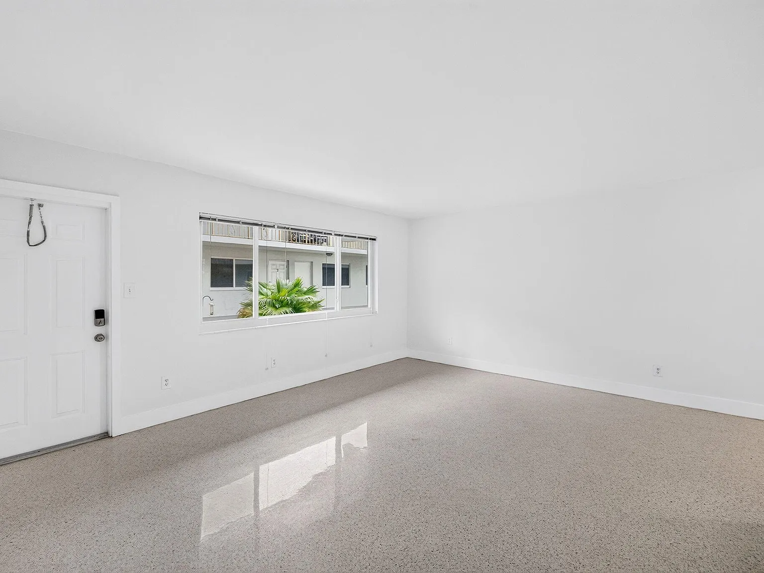2 bed, 1.0 bath, 12782 sqft, $2,700 — Photo 4