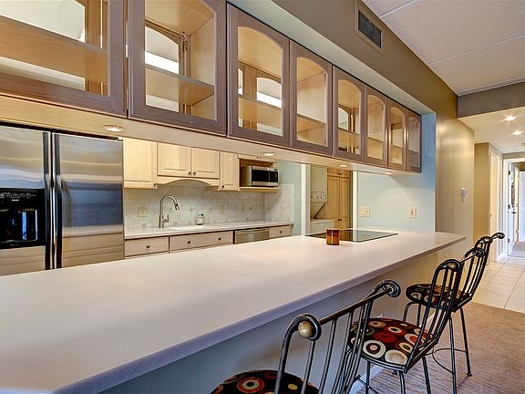 4th image of 711 W Lakeshore Dr APT 409