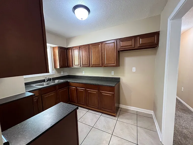 724 Blackstone Ln — Photo 18