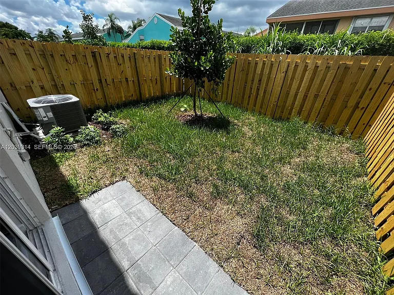 1810 SE 26th Ter #1810 — Photo 12