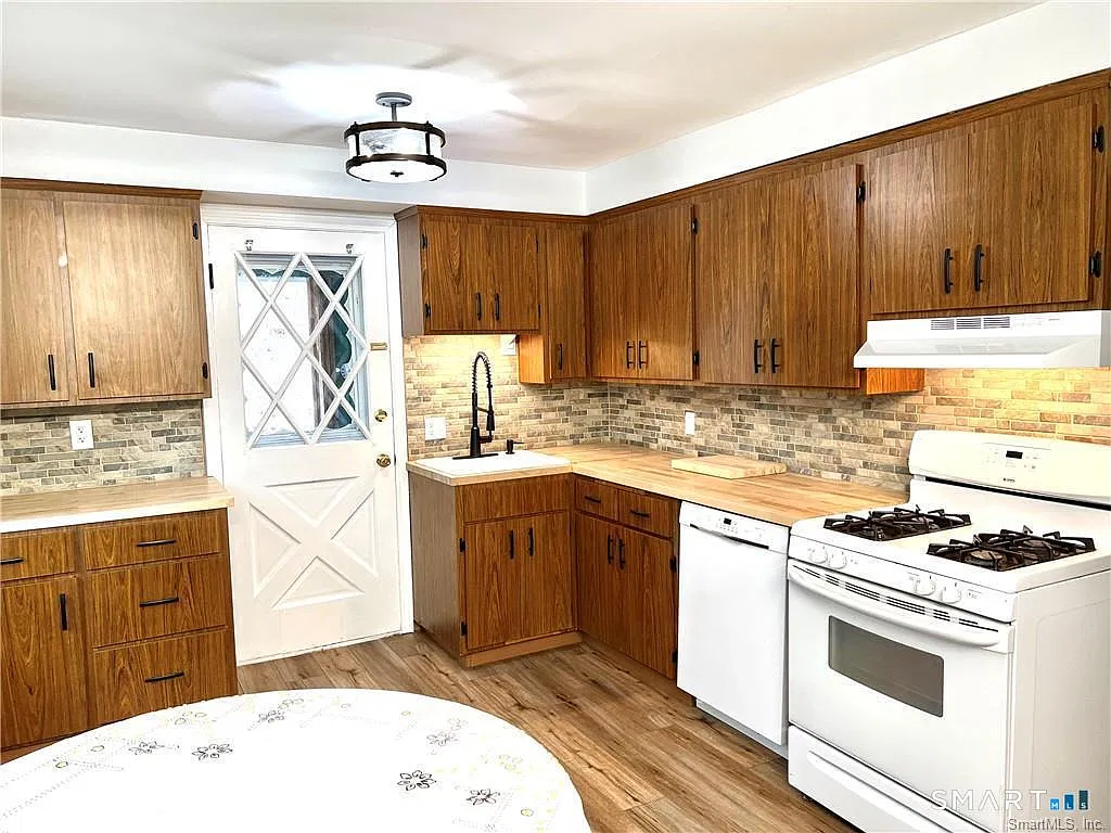 2 bed, 1.0 bath, 2010 sqft, $1,800 — Photo 3