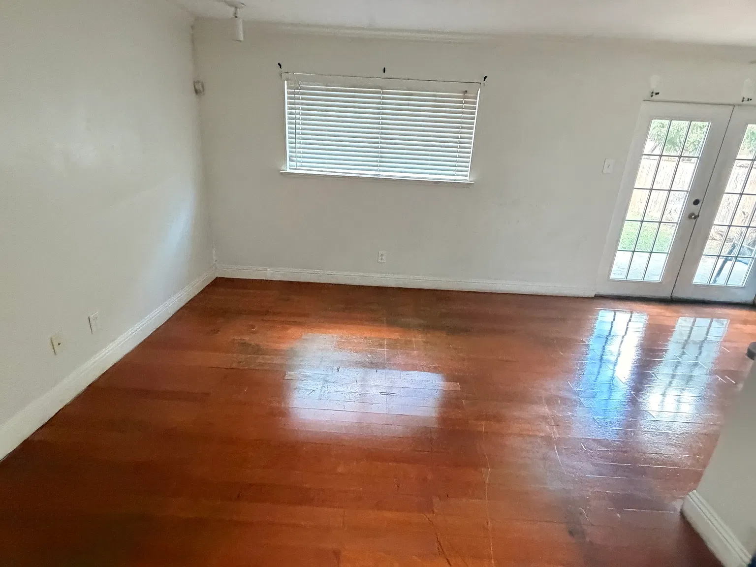 4 bed, 1400 sqft, $2,445 — Photo 4