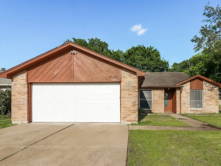 10111 King Ranch Ln — Photo 1