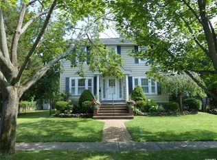 22 Kingsland Pl, Babylon, NY 11702