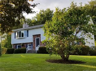31 Meadow Dr, Waterford, CT 06385