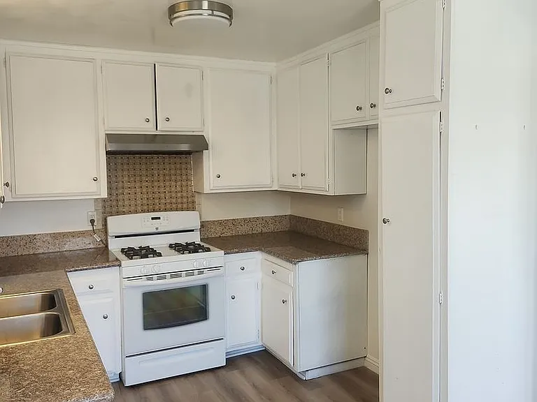 1265 W 4th St — Photo 11