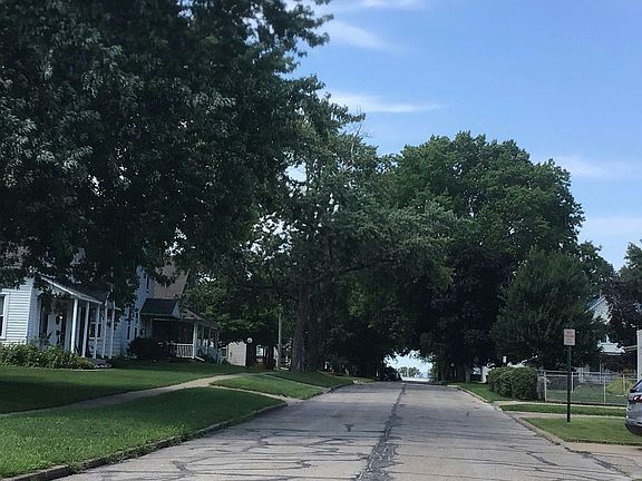 4th image of 215 Winter St