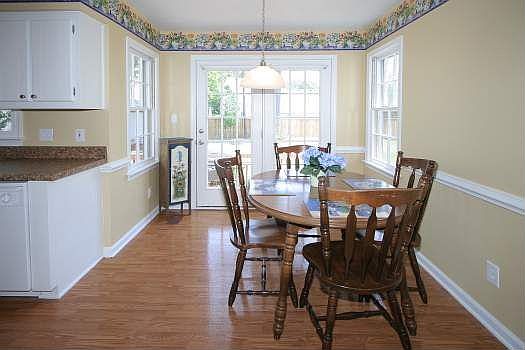 4th image of 413 Breeze Hill Cres