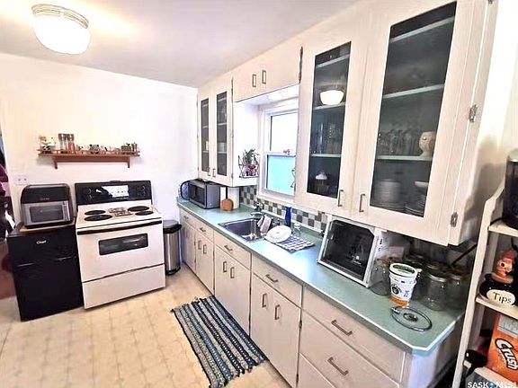 3rd image of 305 Ruth STREET E