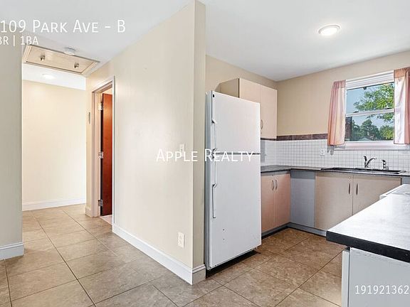4th image of 1109 Park Ave #B