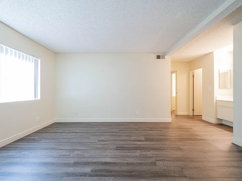 1245 Palomar Pl #60