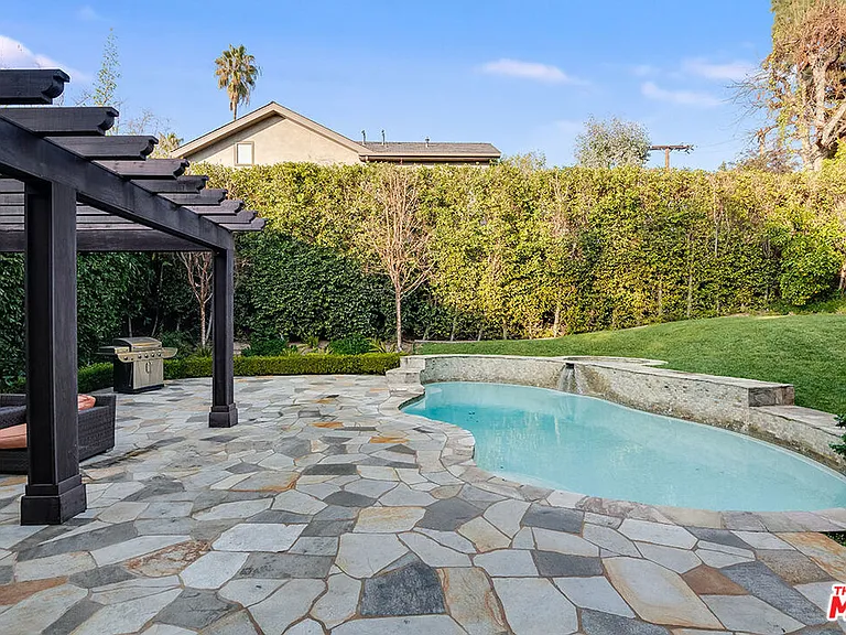 10161 Valley Spring Ln — Photo 21