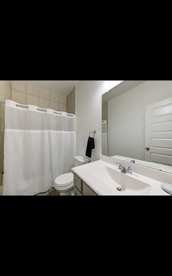 3 bed, 1390 sqft, $2,299 — Photo 2