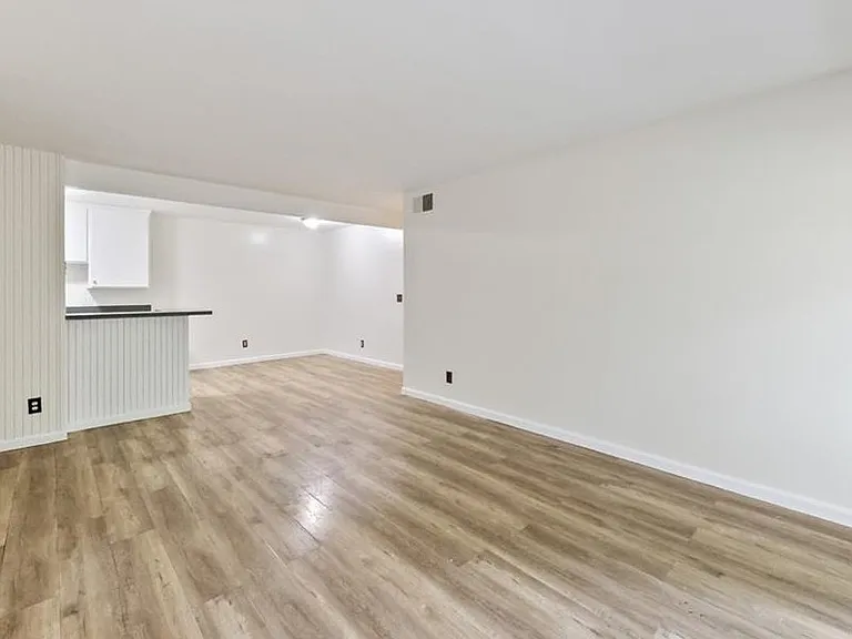 1001 W Macarthur Blvd #110 — Photo 7