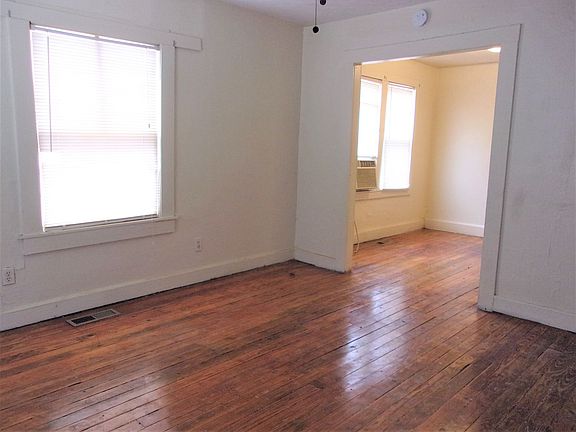 2nd image of 523 SW 26th St