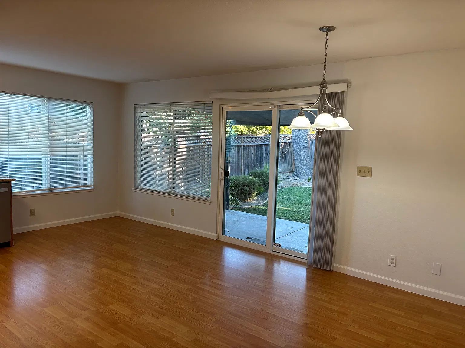 3 bed, 1283 sqft, $4,350 — Photo 3