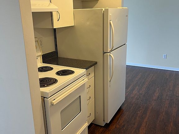4th image of 409 Main St E #201
