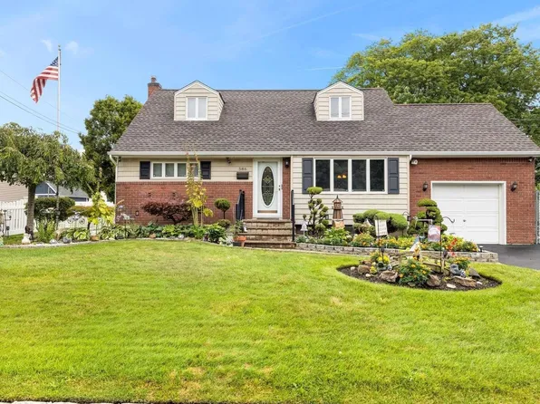 586 S Greene Avenue, Lindenhurst, NY 11757