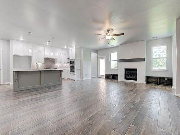 4th image of 2515 Charlton Dr